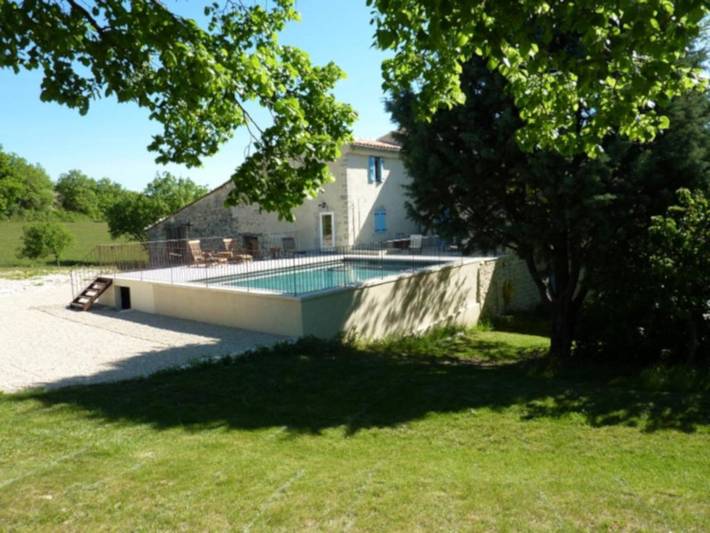 Gîte pour 15 personnes, avec piscine ainsi que vue et jardin à Oppedette