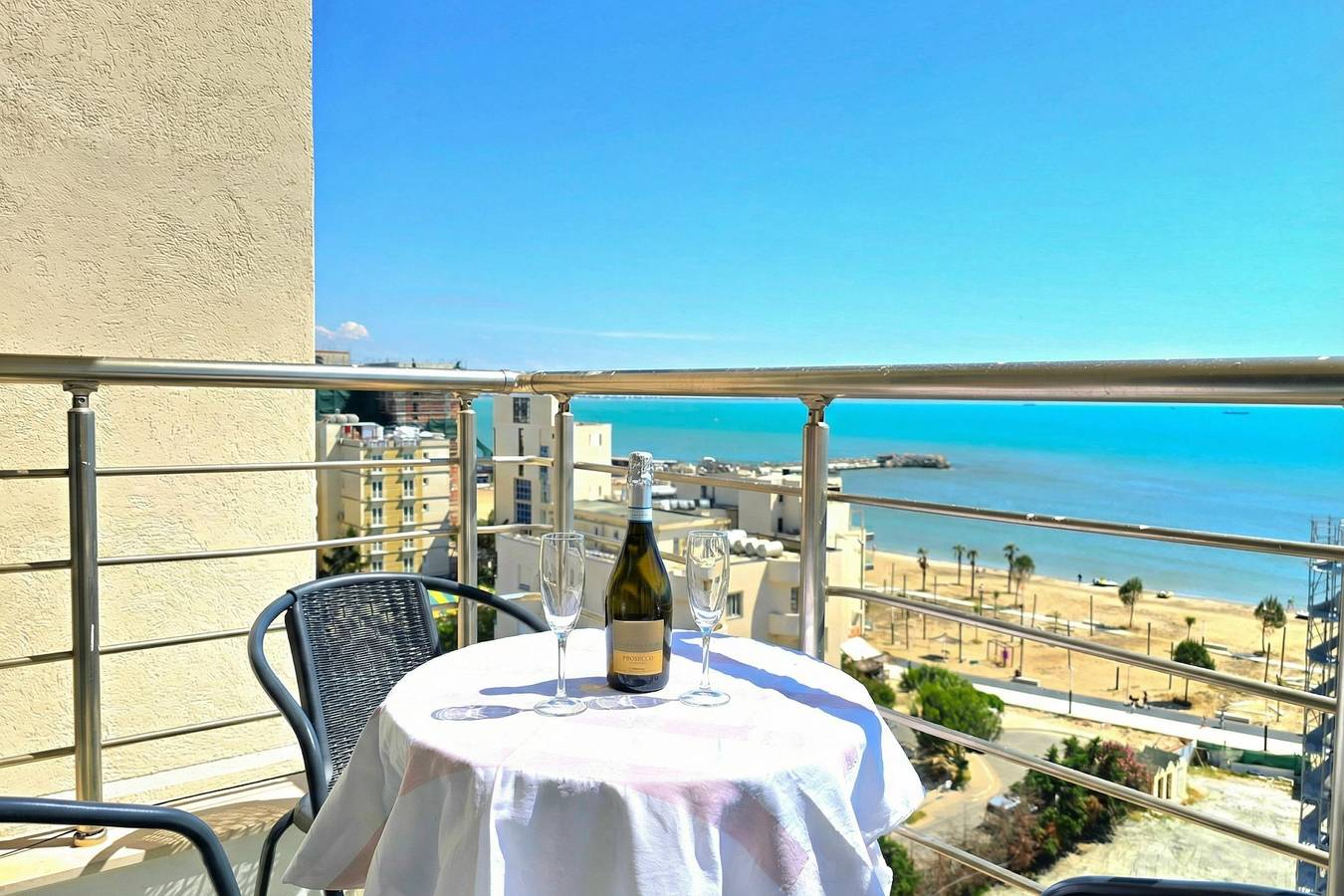 Geheel appartement, Sea Vista Durres 50m from beach in Durrës (stad), Albanië