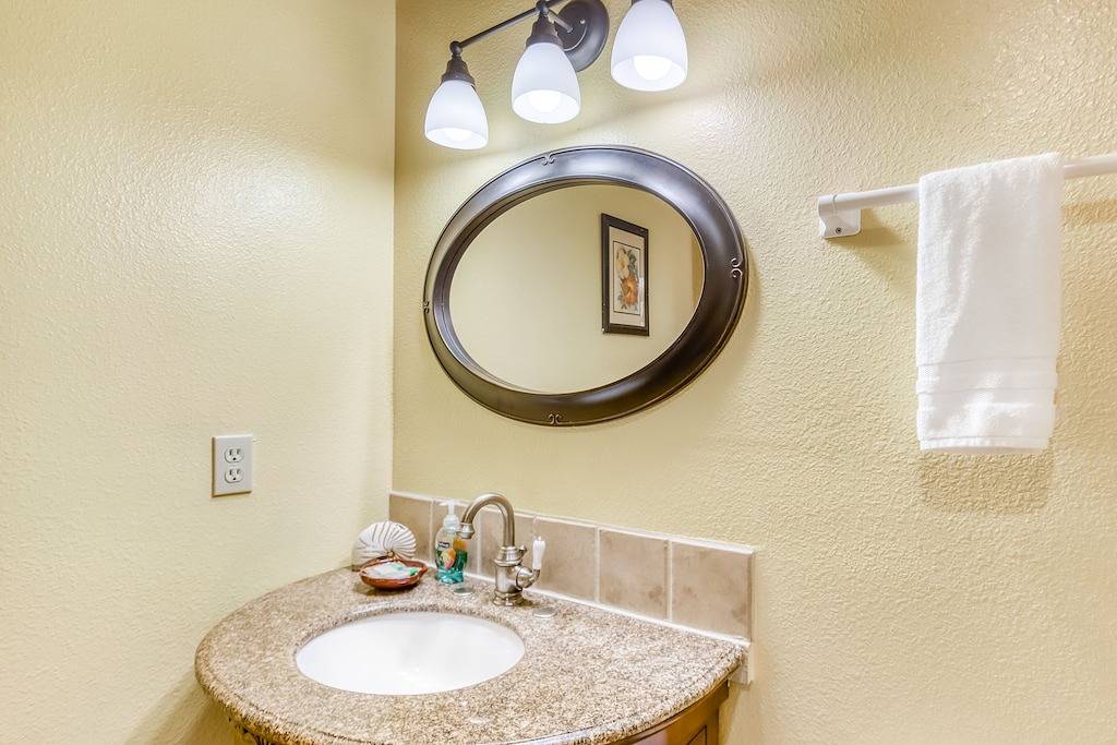 Charmantes Zuhause mit Holzofen - 10 Minuten von den Hawaii Volcanoes National Park! in Royal Hawaiian Estates, Fern Forest