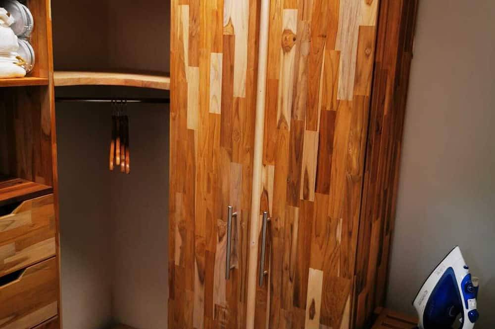 Entire apartment, Grand Studio au Pied de La Défense in Courbevoie, Hauts-de-Seine