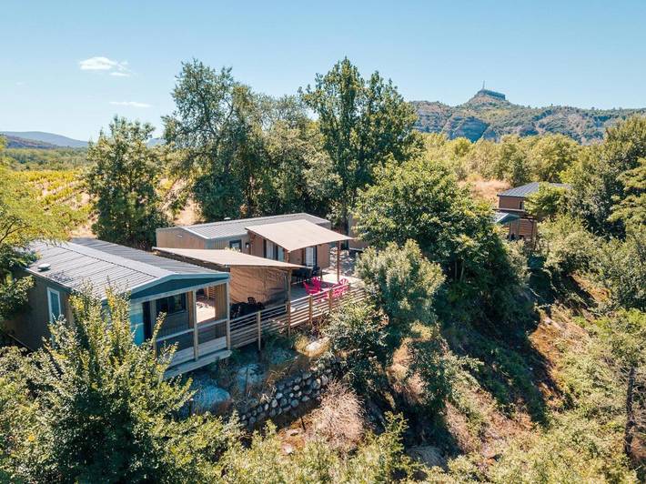 Camping pour 4 personnes, avec Terrasse et Jacuzzi ainsi que Jardin et Piscine à Ruoms