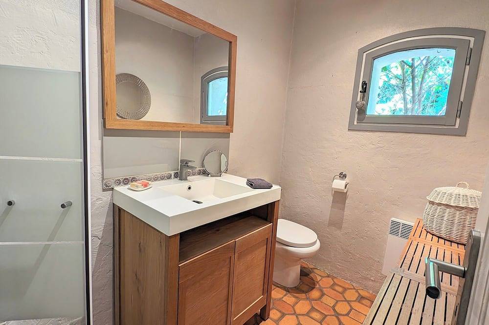 Beautiful new villa in a quiet area at the base of a pine forest in Beaucaire, Nimes region