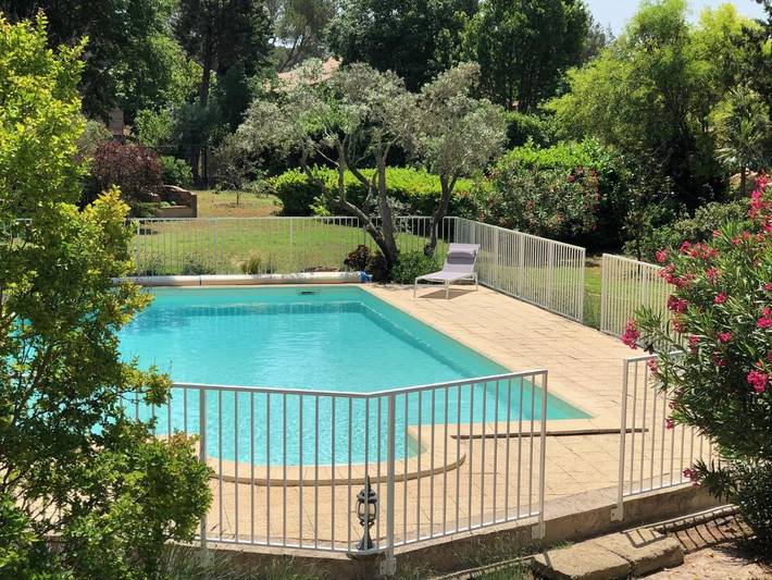 Location de vacances pour 6 personnes, avec jardin ainsi que vue et piscine à Cornillon-Confoux - 2