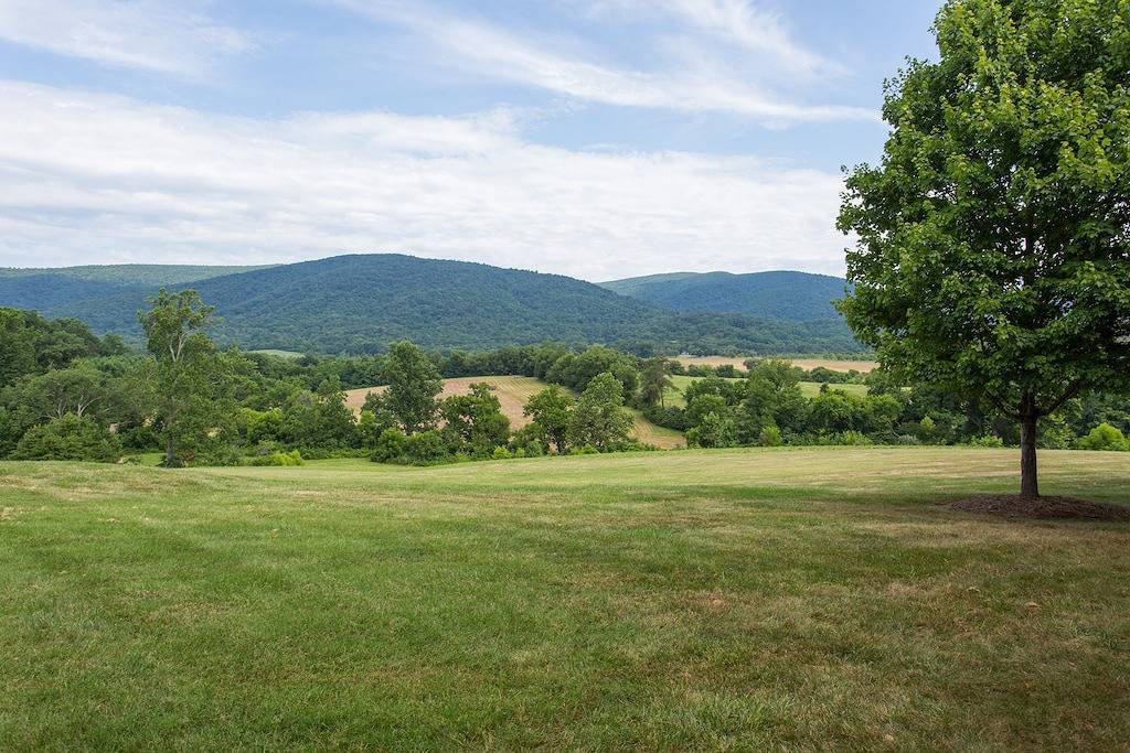 Schöne Hütte am historischen Ramsay Anwesen mit \"Wow\" Blue Ridge Ansichten in Albemarle County
