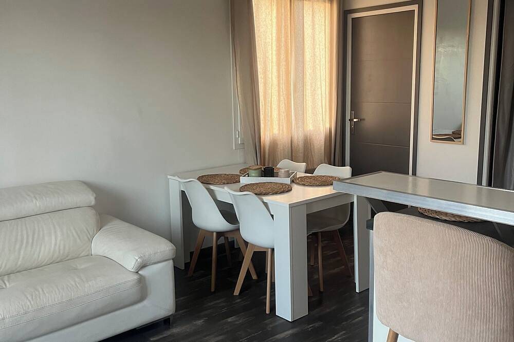 Apartamento entero, Apartment with private parking! Terrace overlooking a park with horses! in Châteauneuf-le-Rouge, Region de Aix-en-Provence