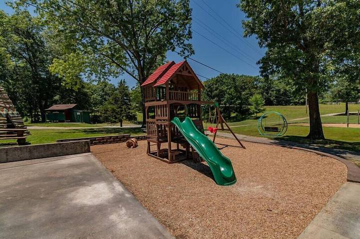 Glamping for 8 people, with hot tub and terrace as well as yard and pool in Missouri