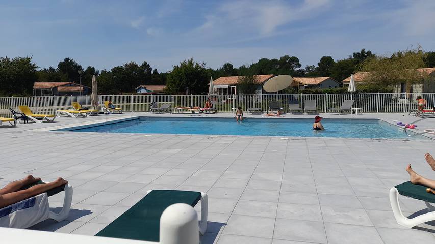 Chalet pour 5 personnes, avec jardin ainsi que terrasse et piscine