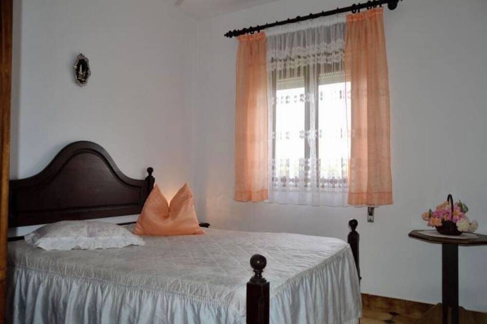 Geheel appartement, Casa S.José for vacations with family or friends, close to beaches and shops in Praia do Farol, Vila Nova de Milfontes