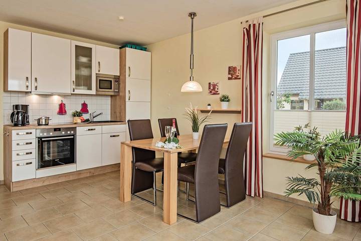 Gemütliches Ferienhaus im Grünen – mit Kamin, Garten & Seenähe in Gothensee, Korswandt