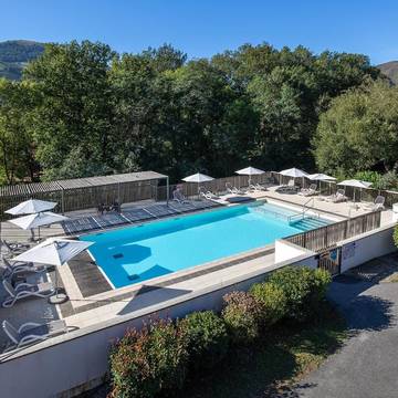 Parc de vacances pour 4 personnes, avec jardin et piscine à Saint-Étienne-de-Baïgorry