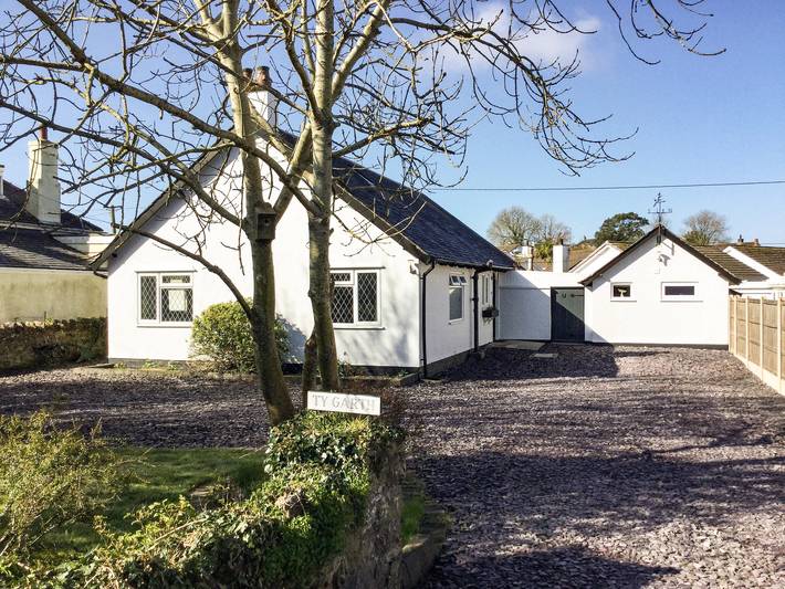 Cottage for 8 people, with garden in Benllech