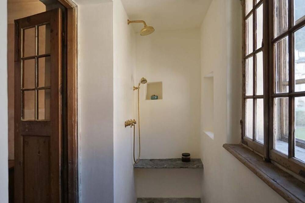 Bündner Zuckerbäckerpalazzo unter Denkmalschutz in Poschiavo, Livigno Alpen