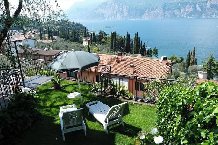 Ganze Wohnung, Terrasse mit herrlichem Seeblick, WiFi, Swimmingpool in Malcesine, Gardasee-Berge