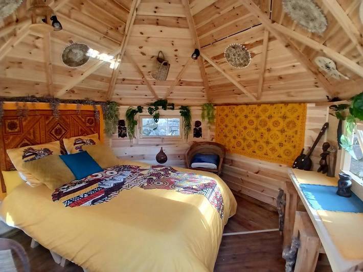 Gîte pour 2 personnes, avec jardin et sauna ainsi que terrasse et jacuzzi à Laussonne