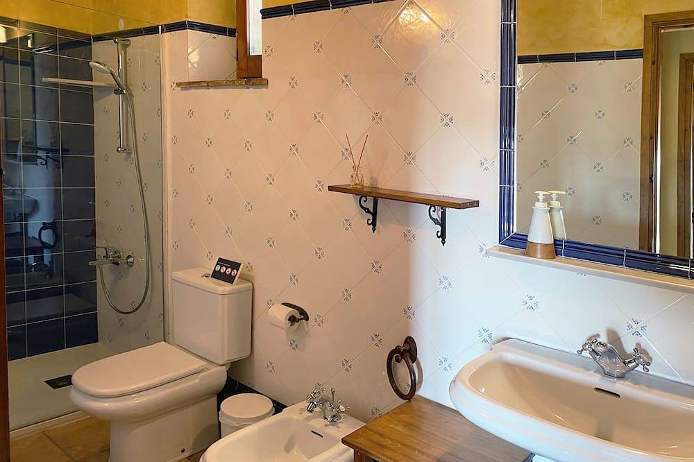 Les Corts de Cal Farrés, maison rurale à 1 h. de Bcn : piscine, barbecue, jardin in Calonge de Segarra, Barcelone l'intérieur des terres