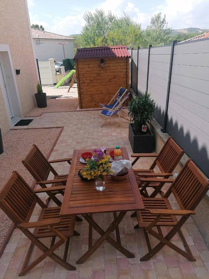 Gîte pour 3 personnes, avec terrasse ainsi que jacuzzi et piscine à Laveyron - 3