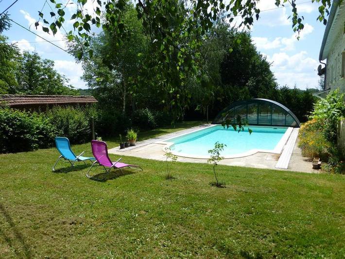 Gîte pour 8 personnes, avec terrasse ainsi que piscine et jardin à Gorses