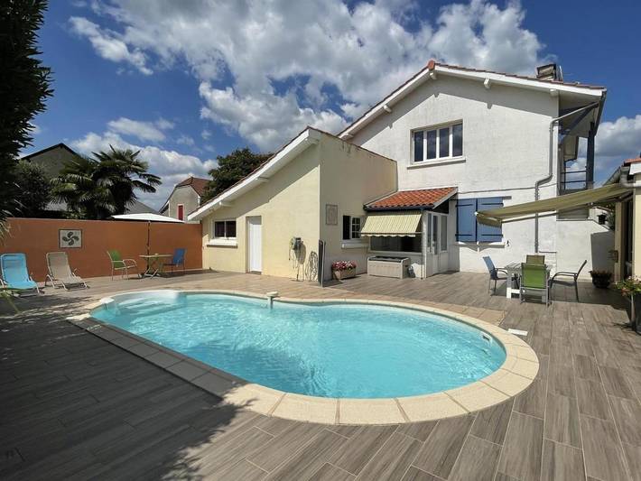 Location de vacances pour 4 personnes, avec Terrasse et Piscine à Gelos
