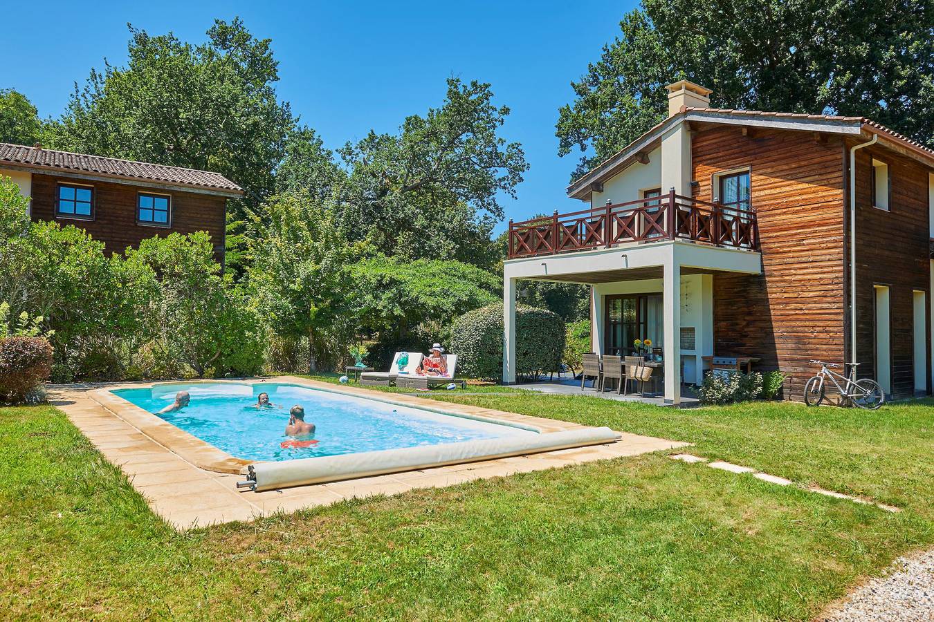 Residence Chateau de Salles — Fronsac 6p. pool in Salles, Region de Arcachon