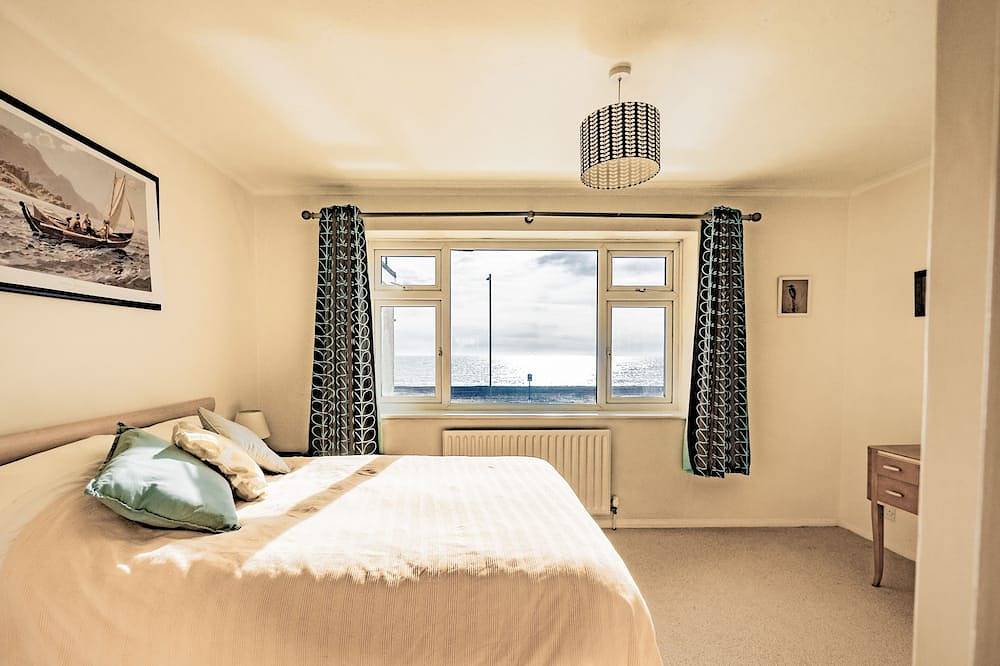 Sunset beach house, right on the seafront in Seaford, East Sussex