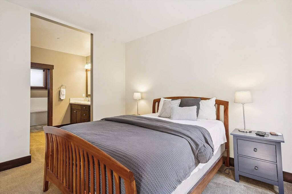 Ganze Wohnung, Neue Auflistung!! Boulders Community mit Fitnessraum, Whirlpools, Pool und mehr. Perfekte Lage zu Skigebieten und allen Wintererholungen! Perfekt für eine Familie oder eine große Gruppe von Freunden. in Truckee, Donner Lake