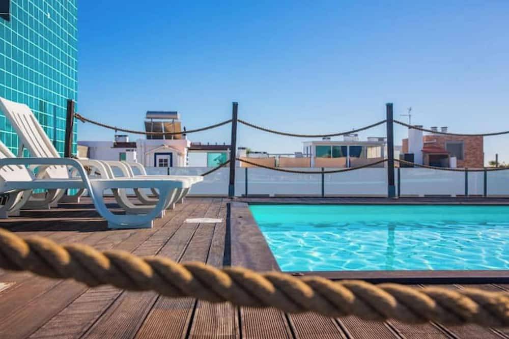 Ganze Wohnung, Modern 2Bed Rooftop Pool & Gym, Marina & Half Beach in São Sebastião, Lagos