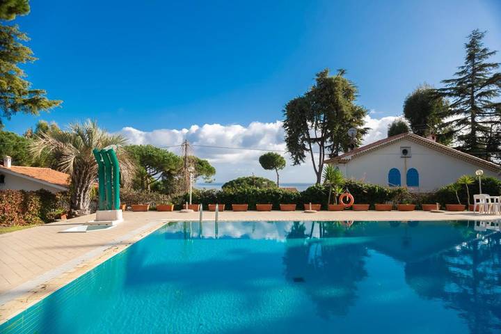 Ferienwohnung für 4 Personen, mit Balkon und Terrasse sowie Pool und Ausblick