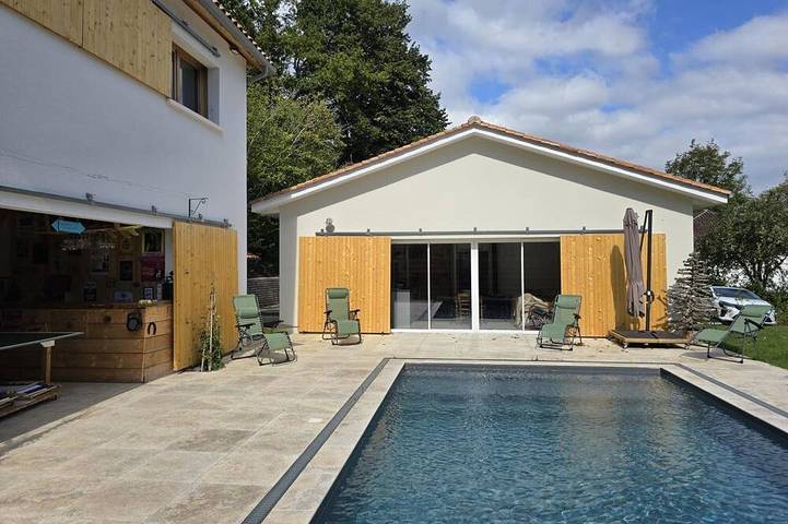 Gîte pour 10 personnes, avec jardin à Château-l'Évêque