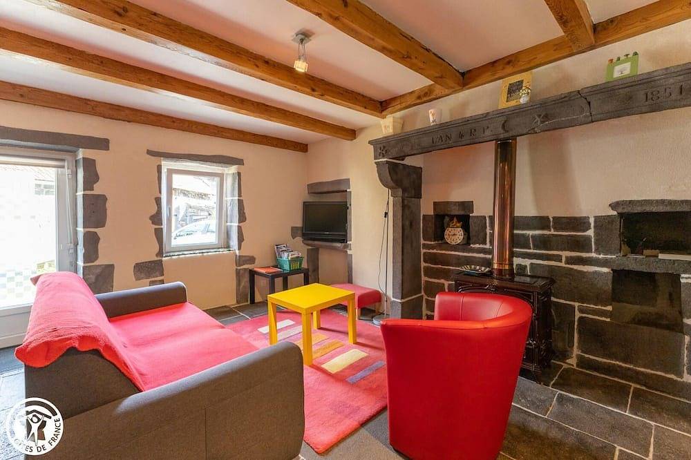 Le Rossignol - Charbonnieres-les-varennes in Charbonnières-les-Varennes, Parque Natural Regional Volcans d'Auvergne