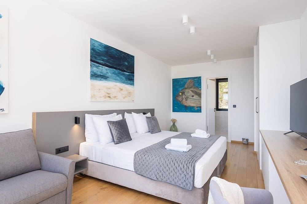 Villa for 13 People in Vis Town, Vis