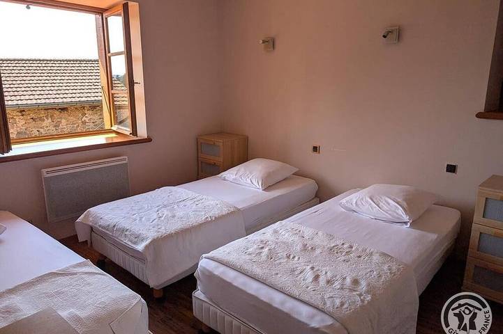 Location de vacances pour 5 personnes, avec Terrasse ainsi que Jardin et Piscine à Poule-les-Écharmeaux - 2