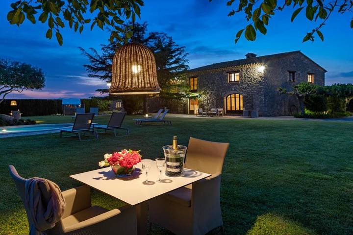 Location de vacances pour 14 personnes, avec Terrasse et Jacuzzi ainsi que Jardin et Piscine à Torroella de Fluvià