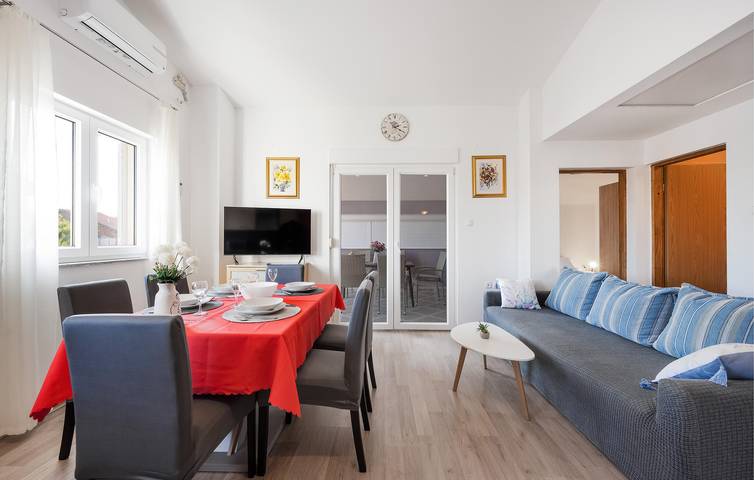Ganze Ferienwohnung, Appartement am Strand mit WiFi, AC, Parkplatz und Terrasse in Vodice, Šibenik-Knin