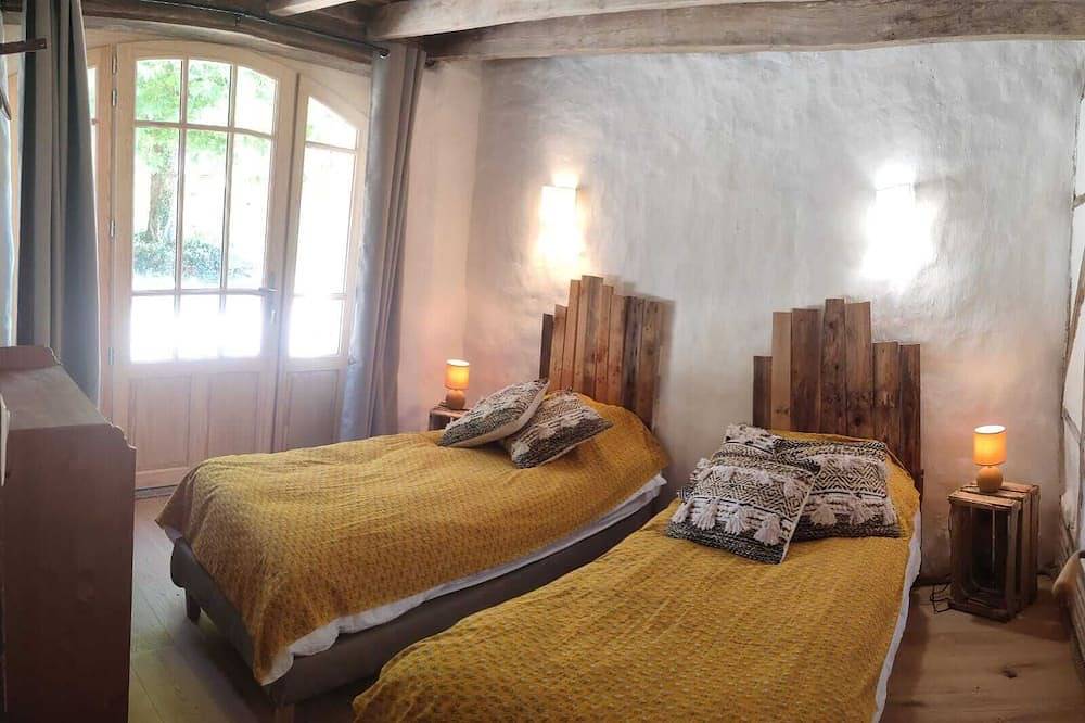 Le cottage des acacias - un logis nature, une piscine naturelle et des animaux! in Salignac-Eyvigues, Périgord Noir