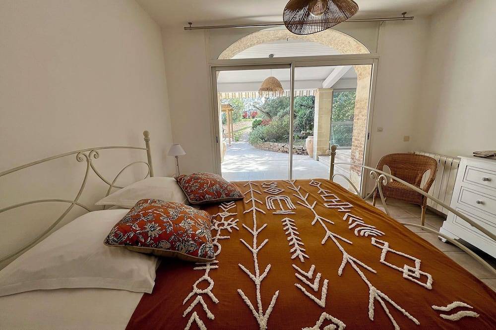 Large country house, heart of nature, 2 private swimming pools, panoramic view ! in Saint-Alexandre, Nimes region