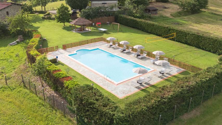 Location de vacances pour 12 personnes, avec Jardin ainsi que Piscine et Vue sur le lac à Poppi - 2