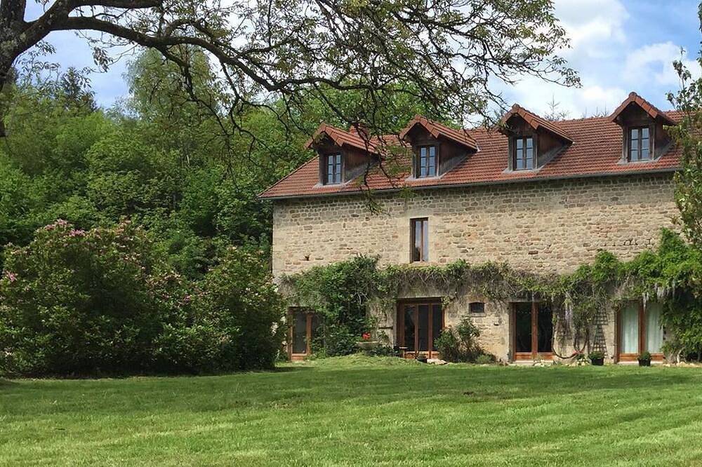 Belle grange aménagée, 16 couchages, piscine privée chauffée, proche plage de la rivière. in Châtelus-le-Marcheix, Région de Guéret