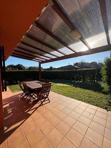 Location de vacances pour 6 personnes, avec vue ainsi que jardin et piscine à Navata - 2