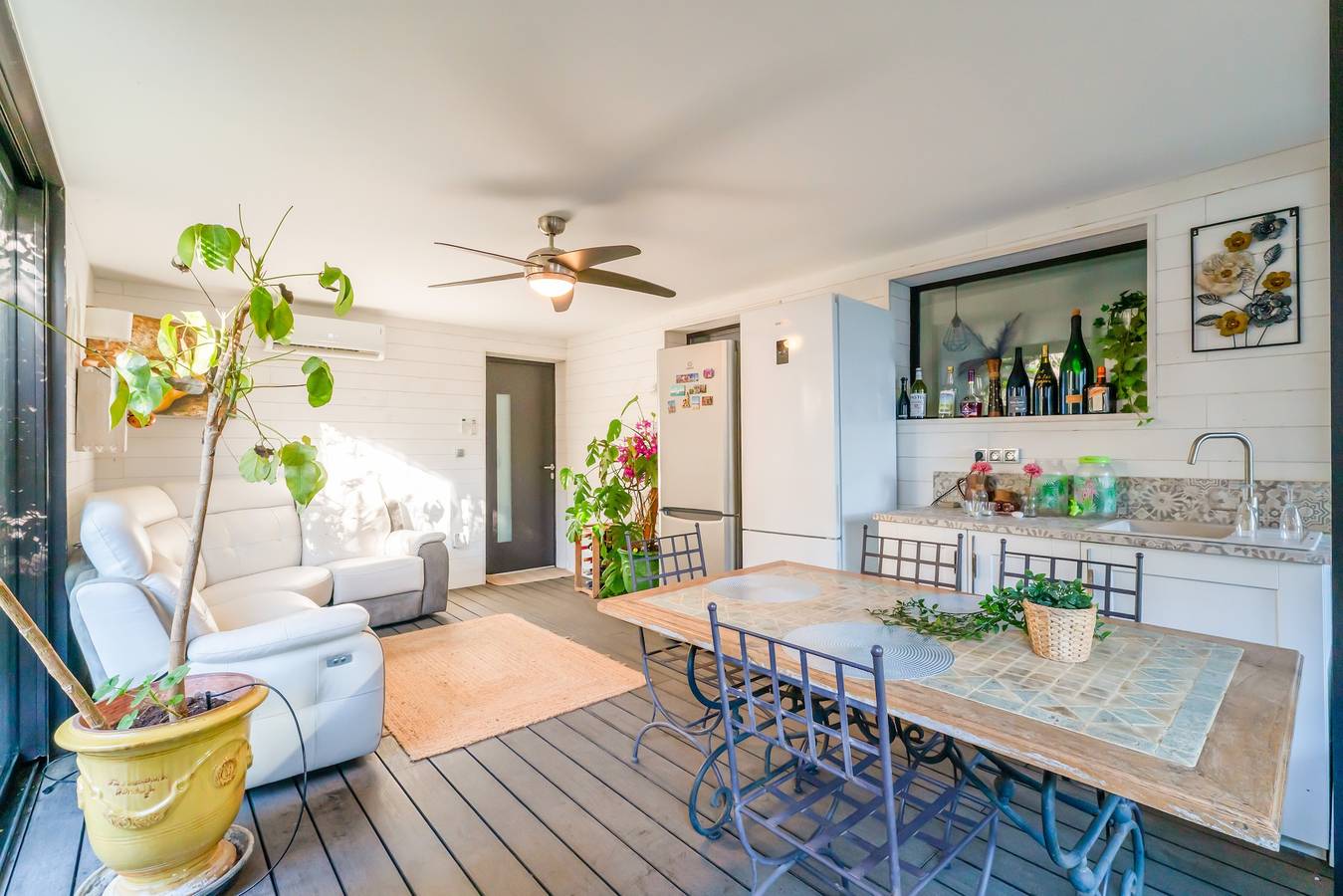 Ganze Wohnung, Apartment 'Loft Loc 25 m² Ruhiges Haus' mit privater Terrasse, Wlan & Klimaanlage in Les Angles (Gard), Nimes und Umgebung