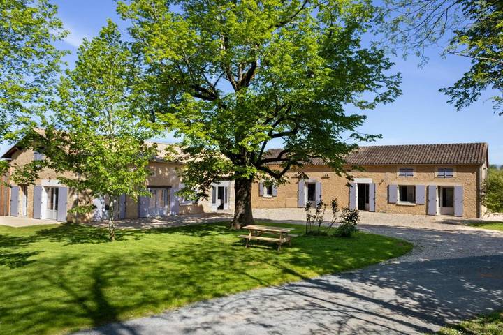 Location de vacances pour 7 personnes, avec vue ainsi que piscine et jardin à Veyrines-de-Vergt
