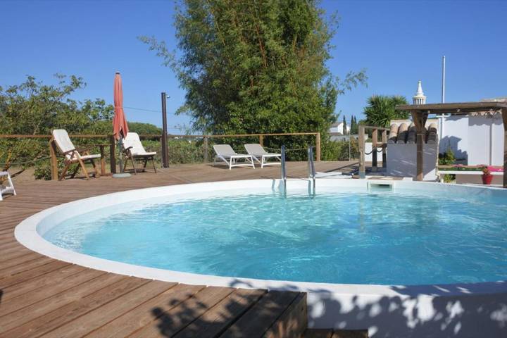 Apartamento entero, Apartamento vacacional 'Casa Do Livramento Adega' con piscina, Wi-Fi y aire acondicionado in Luz de Tavira e Santo Estévão, Ria Formosa