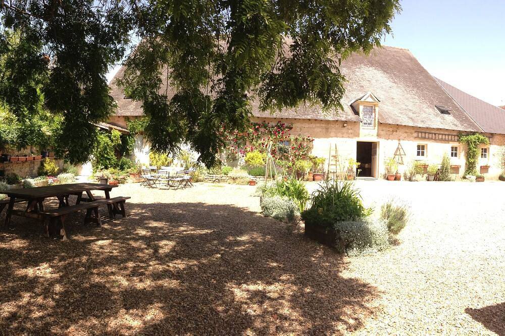 Gîte familiale  La Ferme des Forges , 4 chambres 11 personnes avec piscine in Germigny-l'Exempt, Saint-Amand-Montrond