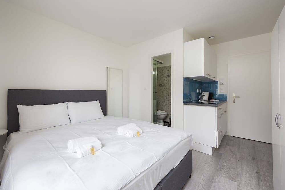 Ganze Wohnung, Urban Oasis with Queen Bed and City View (Be-43) in Zürich, Bezirk Zürich