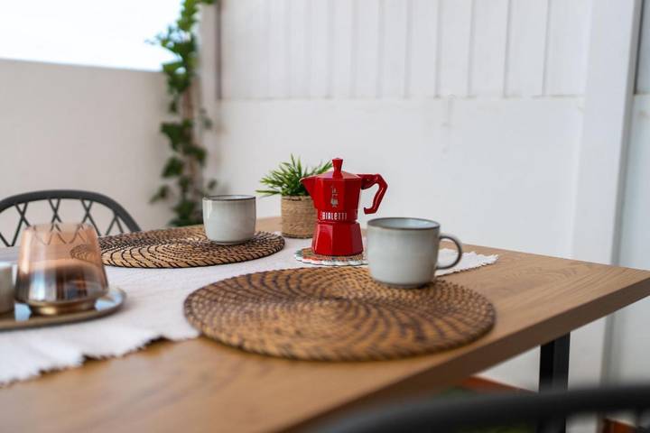 Apartamento entero, Apartamento vacacional 'Ático con barbacoa y terraza' con vistas al mar, terraza privada y Wi-Fi in Fañabé, Adeje