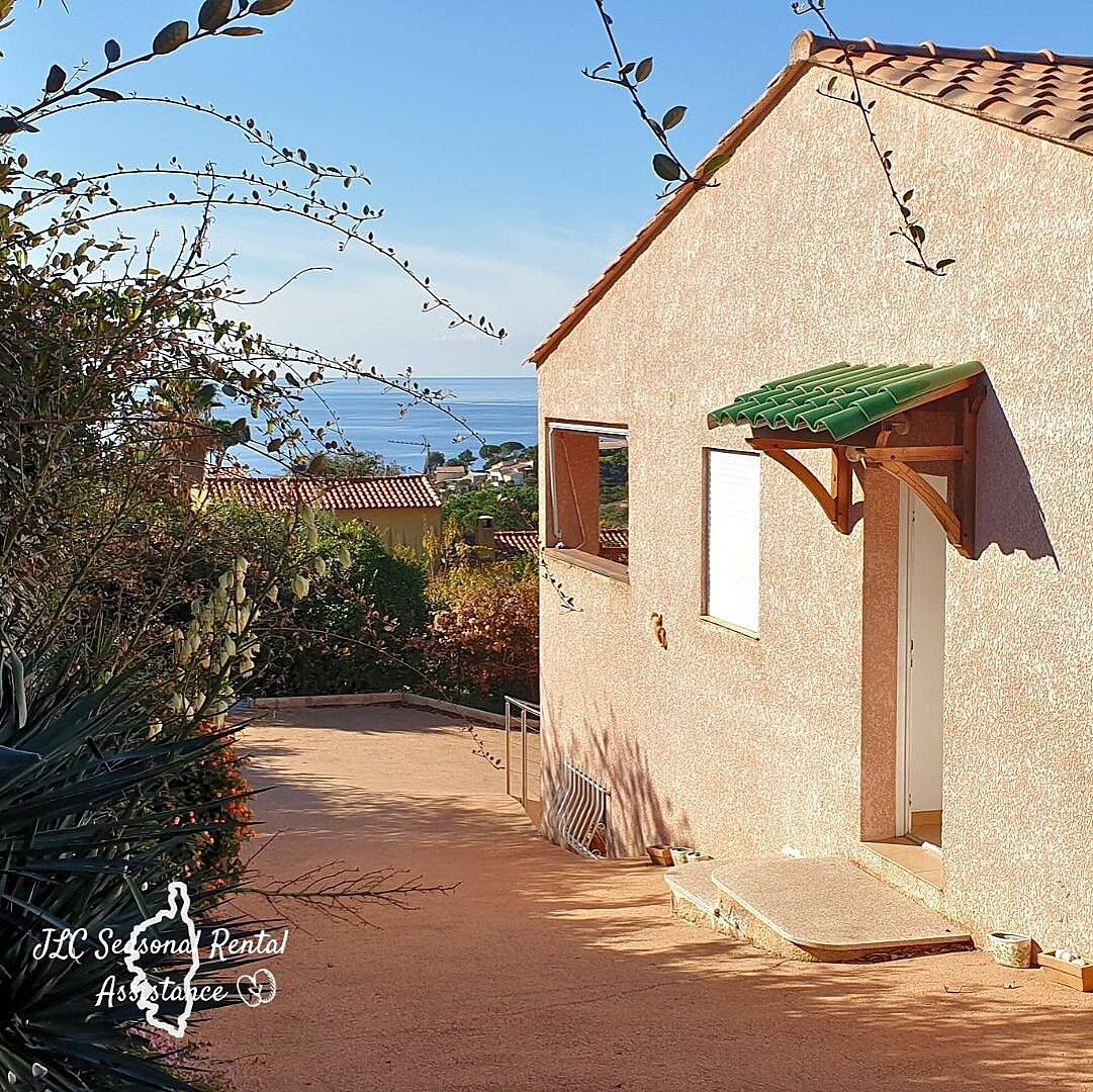 A Casa Apa : délicieuse vue mer et accès plage à pied in Pietrosella, Région d'Ajaccio