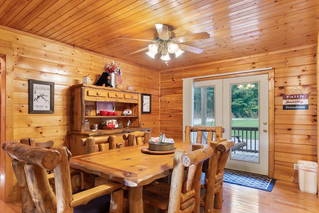 Spacious Retreat on Dale Hollow! Walking distance to Safe Harbor Wisdom Dock. in Dale Hollow Lake