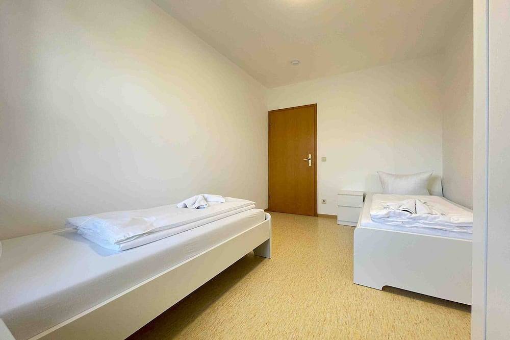 Ganze Wohnung, (Sta1043) gut geschnittene Monteurwohnung mit Balkon in Stamsried, Ostbayern