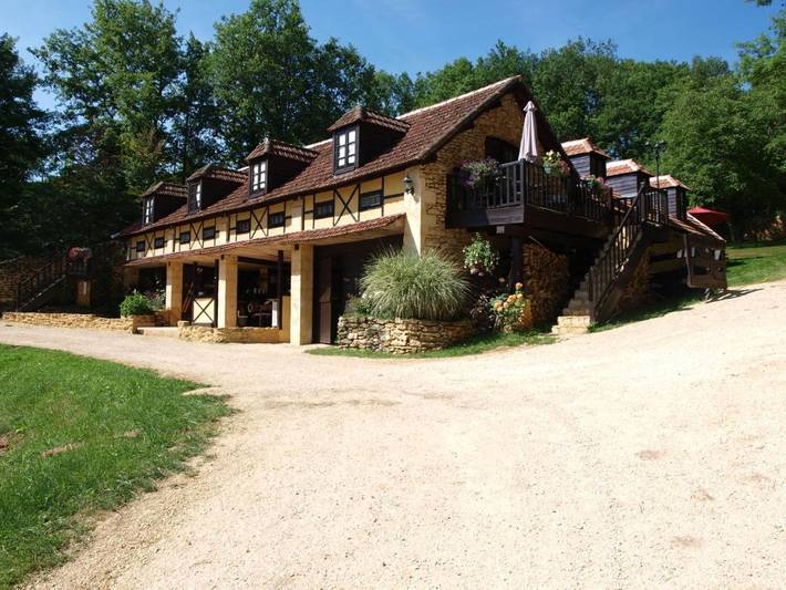 Location de vacances pour 8 personnes, avec jardin ainsi que vue et piscine, animaux acceptés à Auriac-du-Périgord - 2