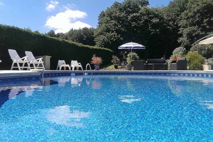 Maison de vacances pour 4 personnes, avec jacuzzi ainsi que jardin et terrasse à Callac