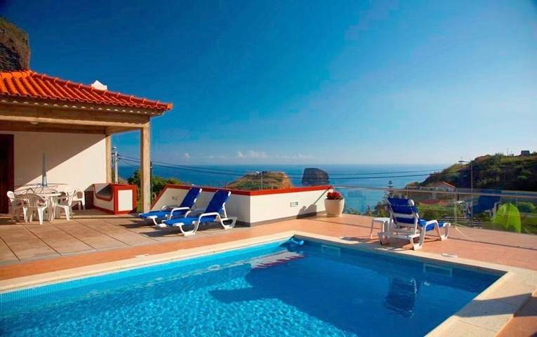Casa de férias para 8 pessoas, com vista e jardim e ainda piscina em Porto da Cruz